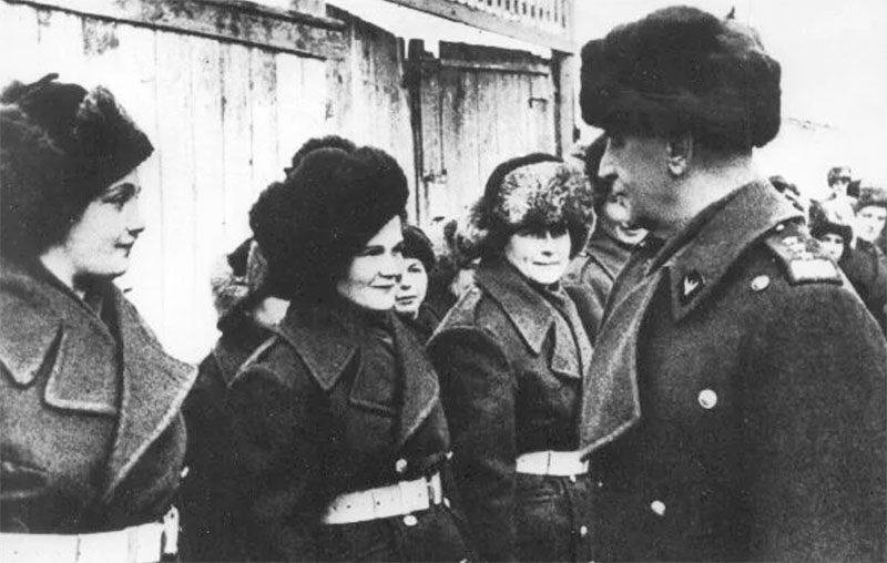 Aniela Krzywoń z innymi Platerówkami. Fotografia z 1943 roku.