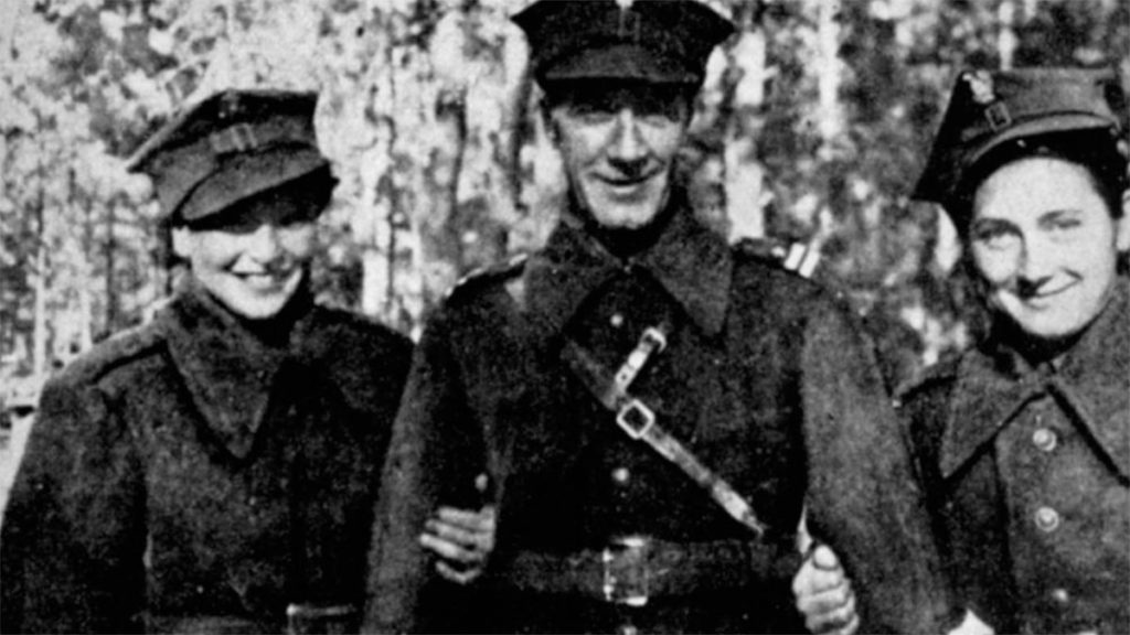 Dwie członkinie oddziału kobiecego na fotografii z 1943 roku.