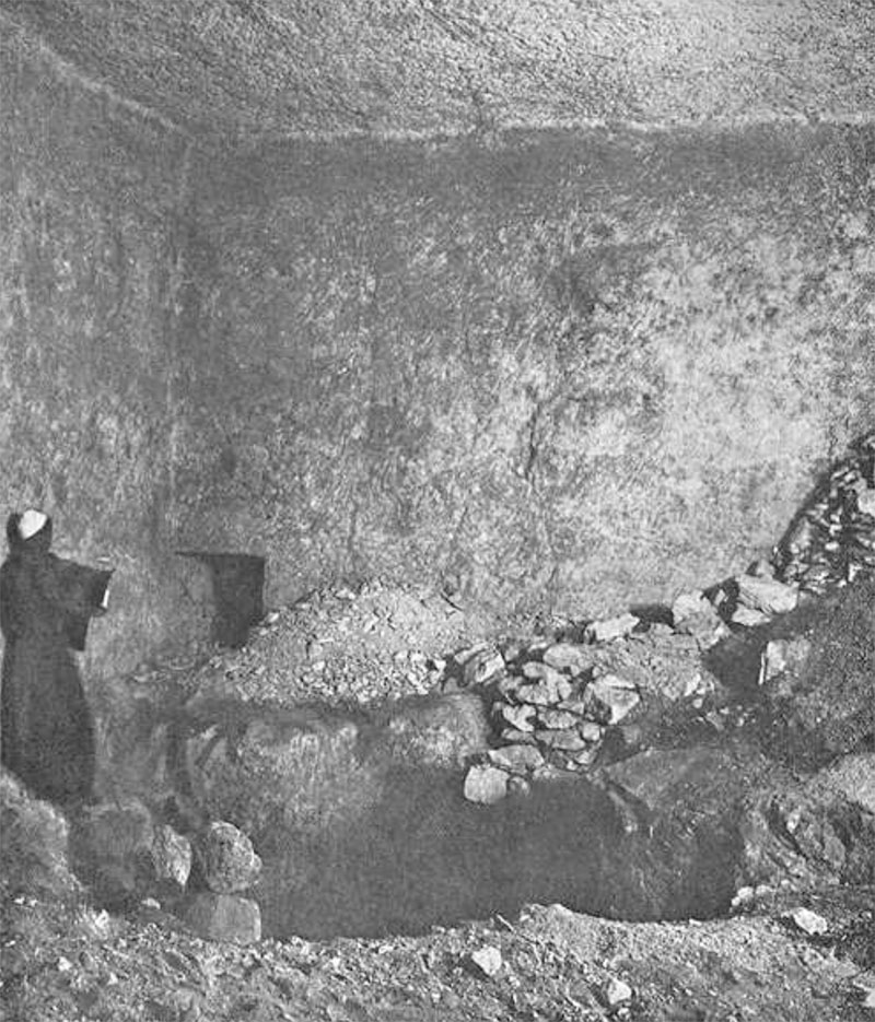 Komora podziemna wielkiej piramidy na fotografii z 1910 roku.