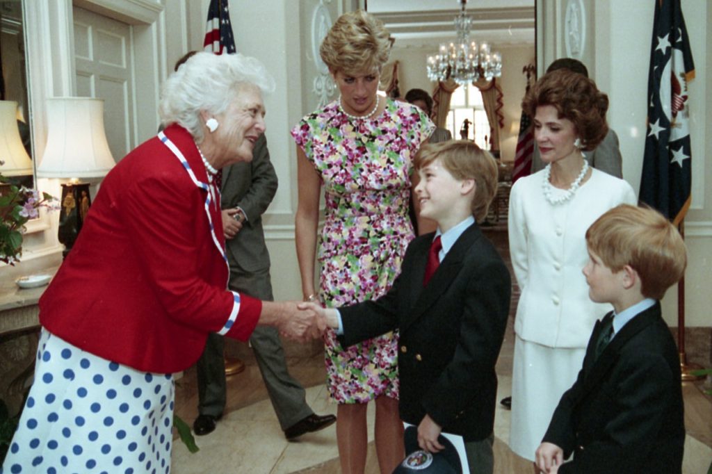 Książę William witający się z pierwszą damą USA, Barbarą Bush. Zdjęcie wykonane 17 lipca 1991 roku (domena publiczna).