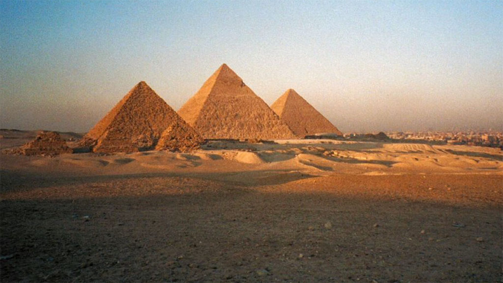 Piramidy w Gizie. Pierwsza z prawej - wielka Piramida nazywana też piramidą Cheopsa (Chufu).