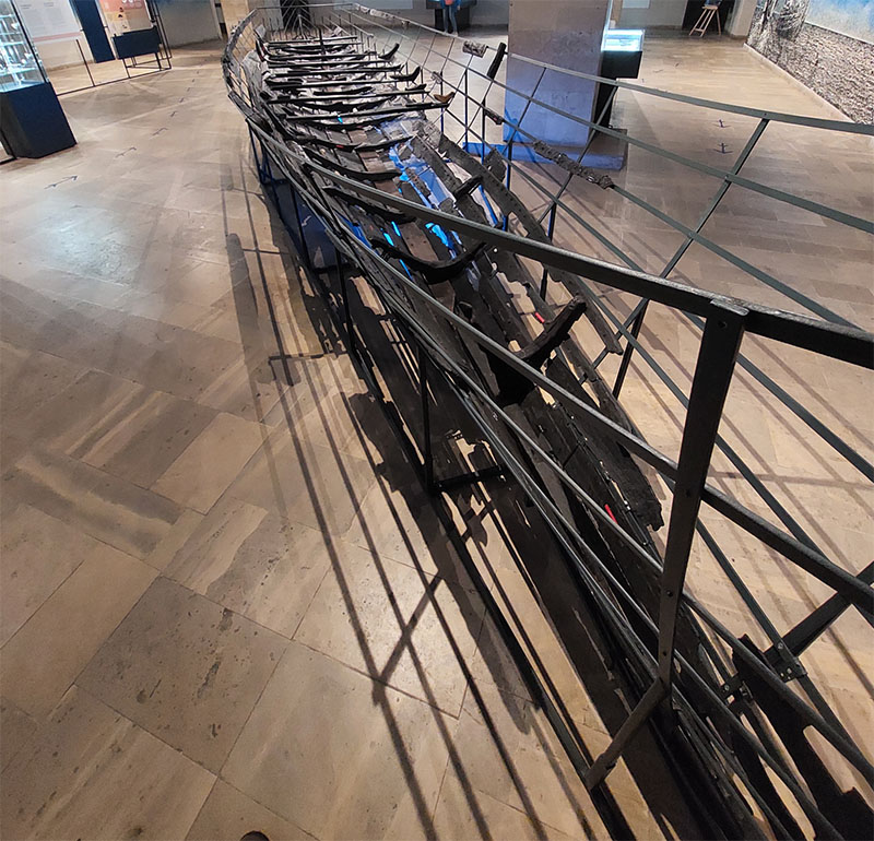 Relikty słowiańskiej łodzi bojowej z wczesnego średniowiecza. Ekspozycja Narodowego Muzeum Morskiego