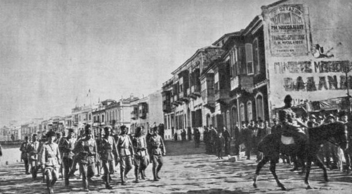 Tureckie wojska wkraczające do Smyrny 9 września 1922 roku (domena publiczna).