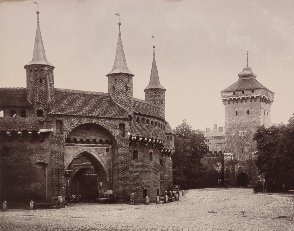 Barbakan i brama floriańska na zdjęciu z przełomu XIX i XX wieku (domena publiczna).