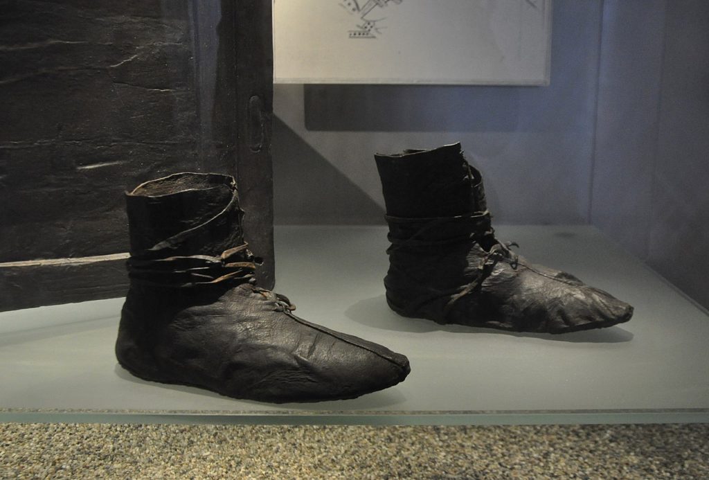 Buty z epoki wikingów odnalezione w kurchanie w Osebergu (Helen Simonsson/CC BY-SA 3.0).