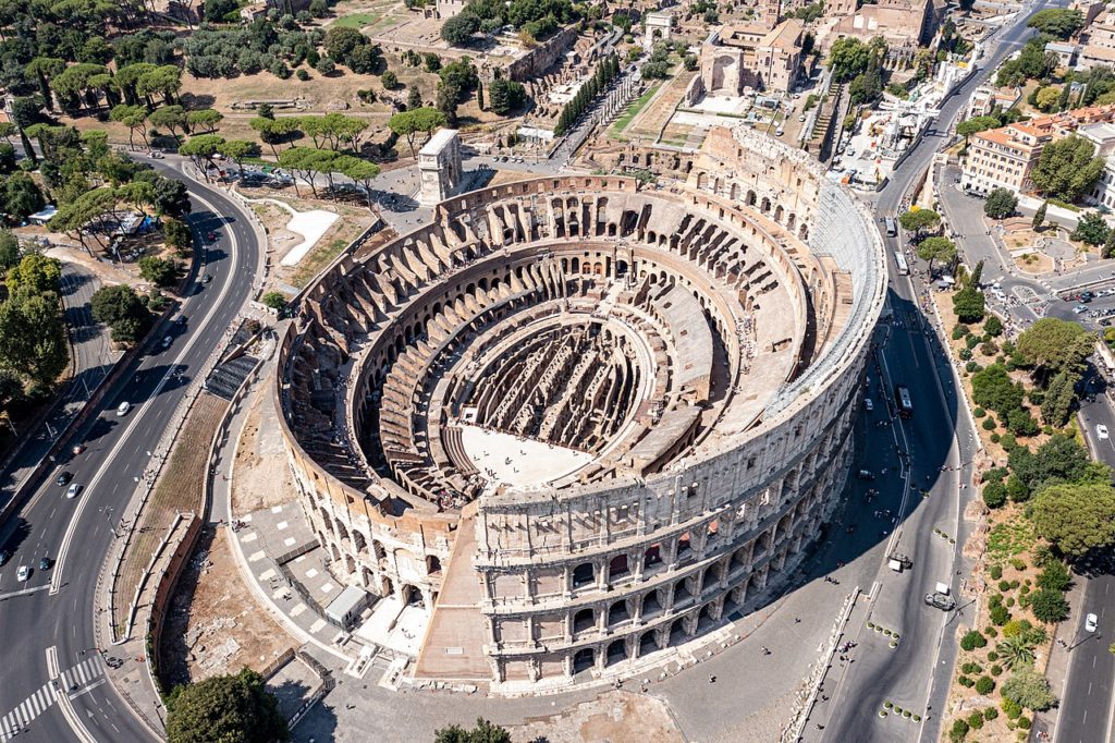 Do budowy Koloseum wykorzystano ponad 100 tysięcy metrów sześciennych kamienia (Kasa Fue/CC BY-SA 4.0).