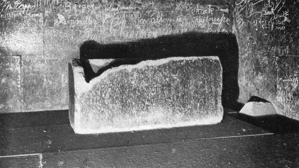 Komora grobowa Chufu (Cheopsa). Zdjęcie archiwalne w zbiorach Brooklyn Museum.1