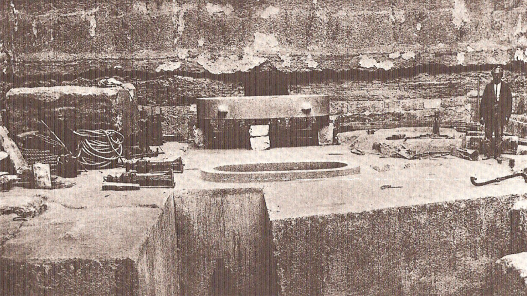 Komora grobowa w nieukończonej piramidzie w Zawijet el-Arjan