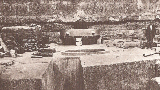 Komora grobowa w nieukończonej piramidzie w Zawijet el-Arjan