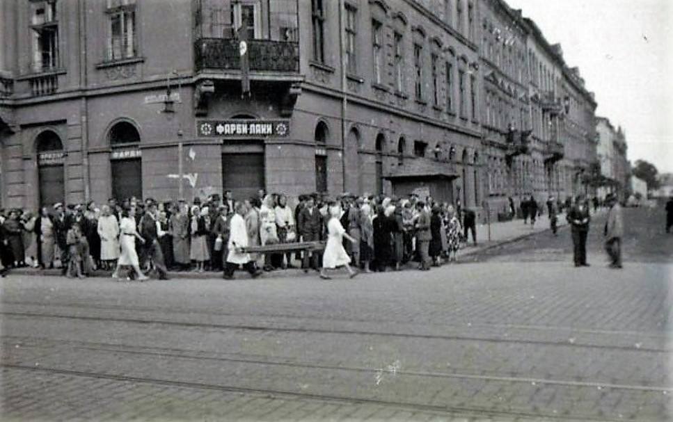 Róg ulic Kazimierzowskiej i Bernsteina we Lwowie na zdjęciu z maja 1941 roku (domena publiczna).