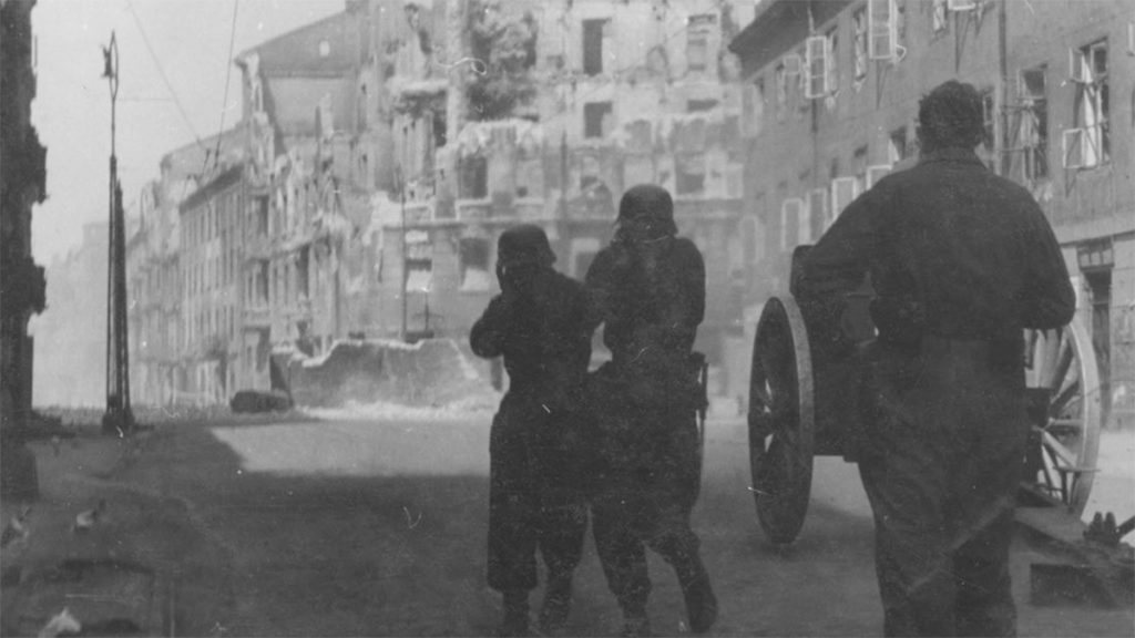 Niemieccy żołnierze tłumiący powstanie w getcie warszawskim, kwiecień 1943 roku.