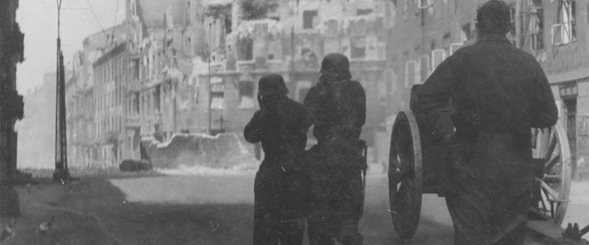 Niemieccy żołnierze tłumiący powstanie w getcie warszawskim, kwiecień 1943 roku.