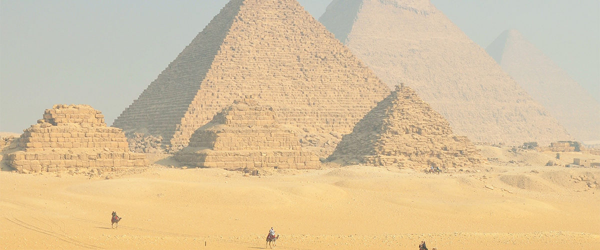 Piramidy w Gizie. Fotografia współczesna.