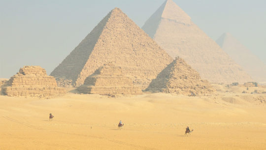 Piramidy w Gizie. Fotografia współczesna.