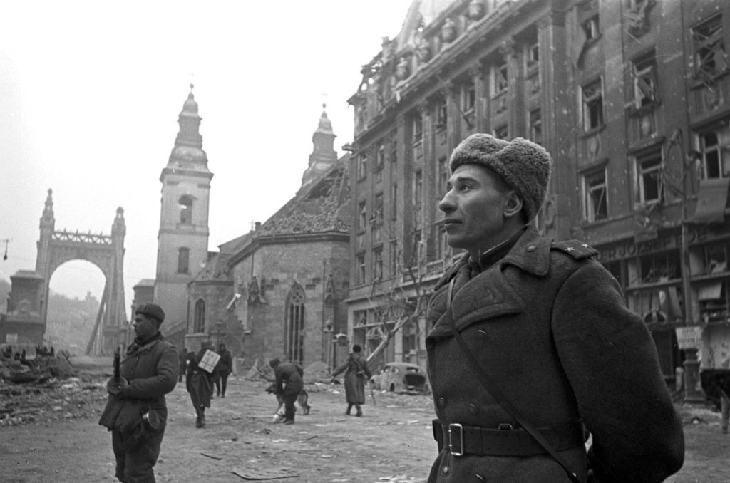 Sowieccy żołnierze na ulicach zdobytego Budapesztu (FORTEPAN/CC BY-SA 3.0).