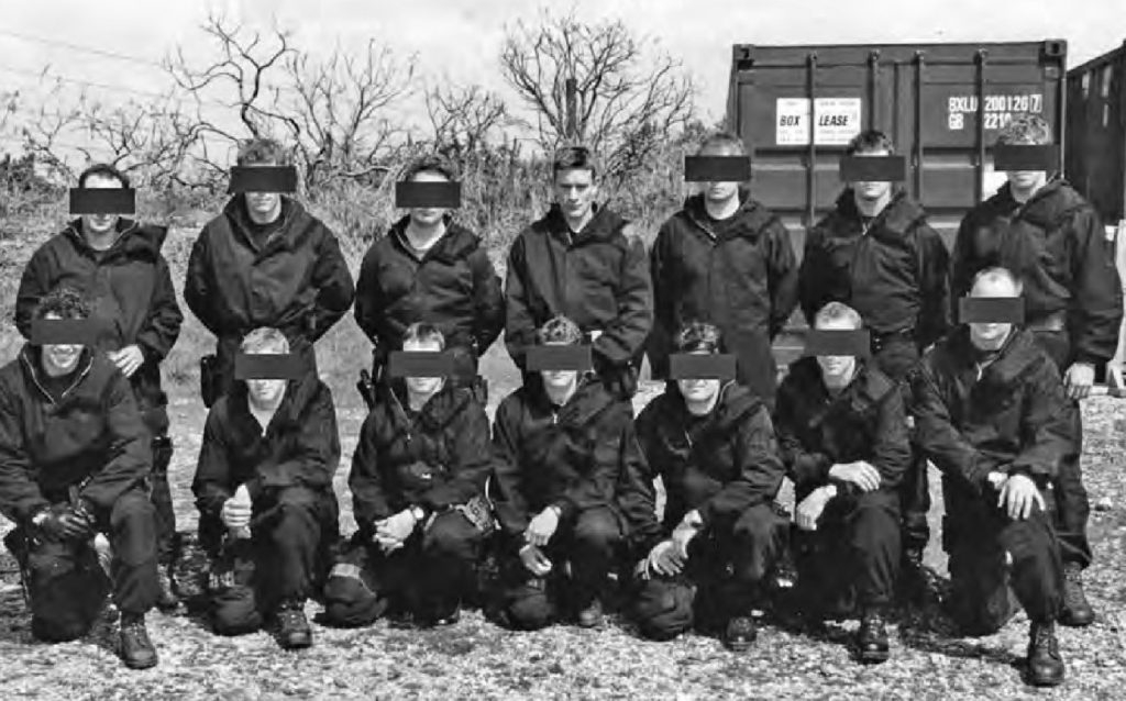 Zakończenie kursu szkolenia podstawowego Sił Specjalnych w Poole, rok 1995. Zdjęcie i podpis z książki Break Point (materiały prasowe).