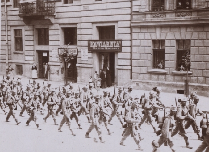Austriaccy żołnierze na ulicach Krakowa. Zdjęcie z 1914 roku (domena publiczna).