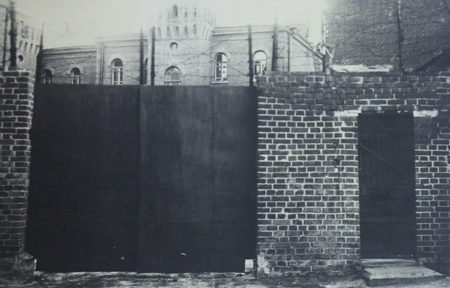 Brama więzienia NKWD w Połtawie (domena publiczna).