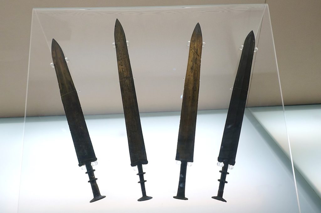 Chińskie starożytne miecze z Epoki Walczących Królestw (Daderot/domena publiczna).