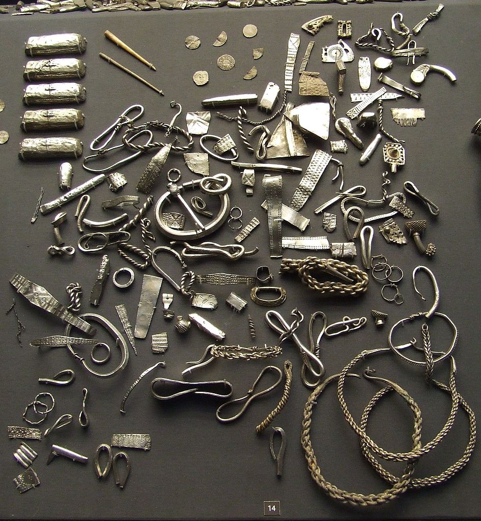 Część srebra odnalezionego w 1840 roku w Cuerdale ( JMiall/CC BY-SA 3.0).