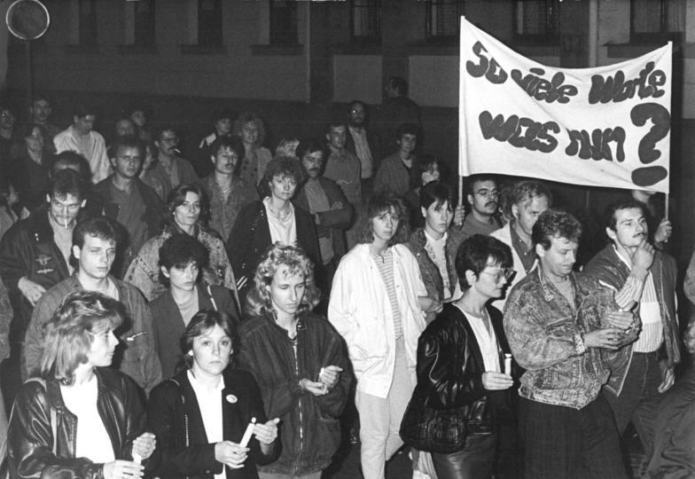 Demonstracja w Erfurcie 26 października 1989 roku (Bundesarchiv/CC-BY-SA 3.0).