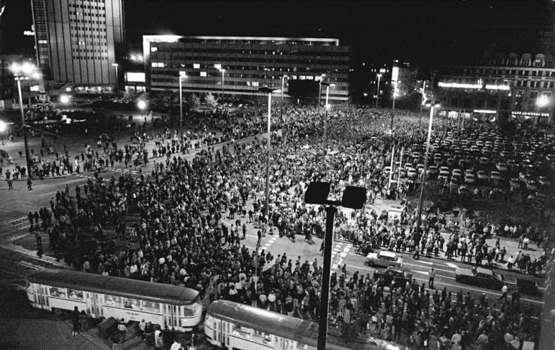 Demonstracja w Lipsku z 16 października 1989 roku (Bundesarchiv/Friedrich Gahlbeck/CC-BY-SA 3.0).