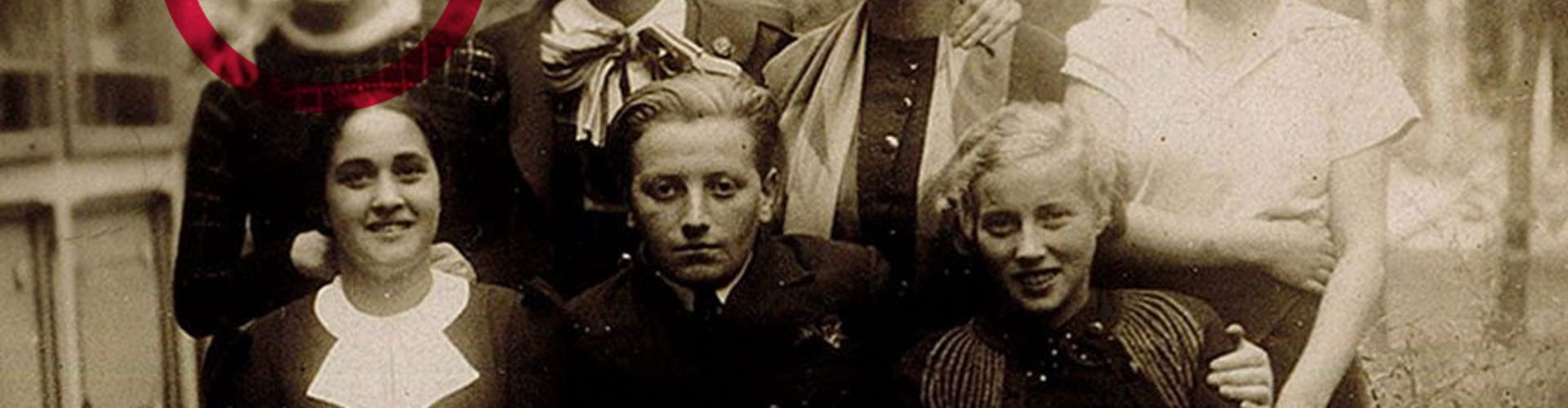 Franciszka Rubinlicht (pierwsza z lewej w tylnym rzędzie) na fotografii sprzed wybuchu wojny.
