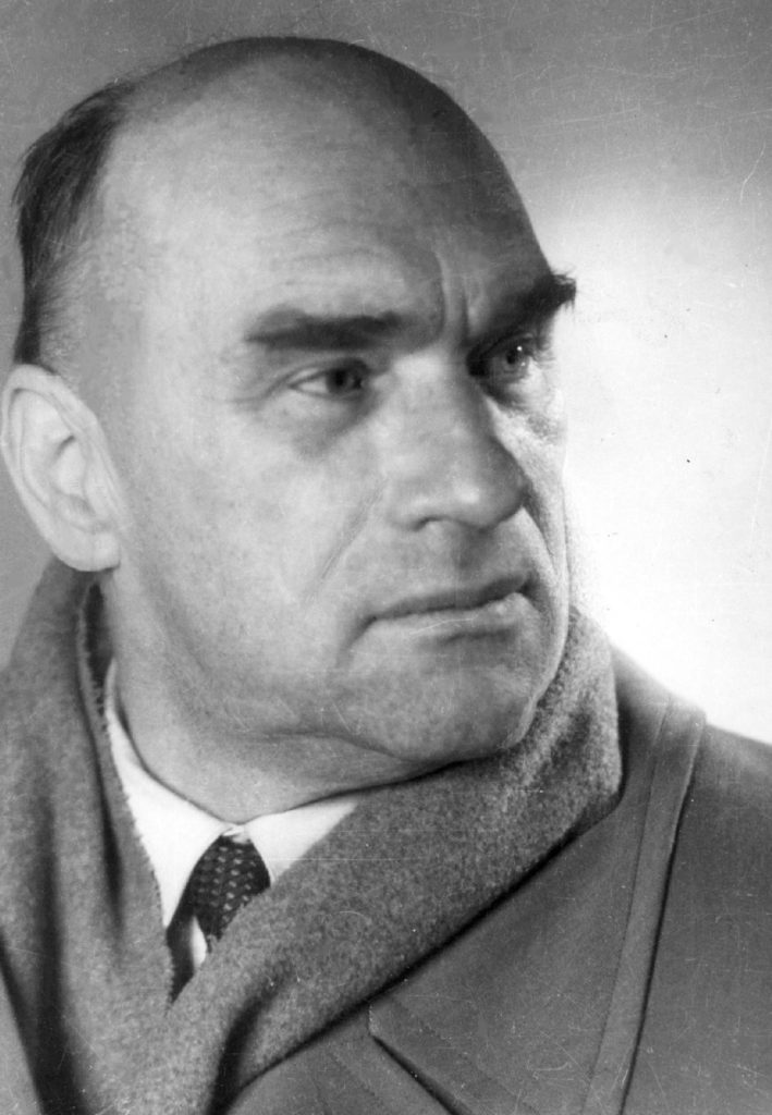 Jarosław Iwaszkiewicz na zdjęciu z przełomu lat 40. i 50. (domena publiczna).