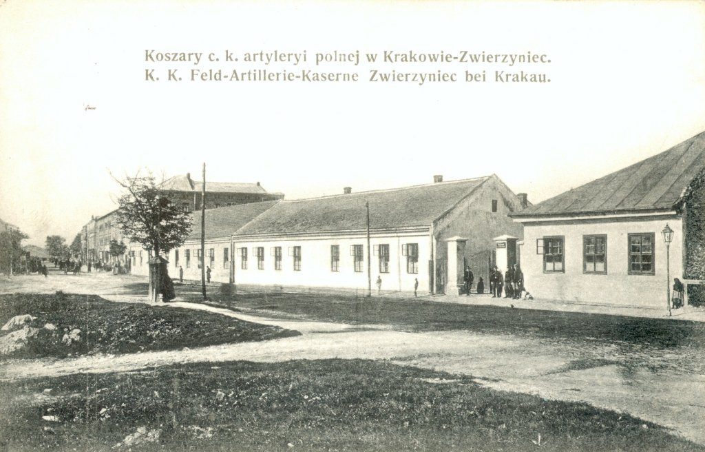Koszary przy ulicy Kościuszki na pocztówce z przełomu XIX i XX wieku (domena publiczna).