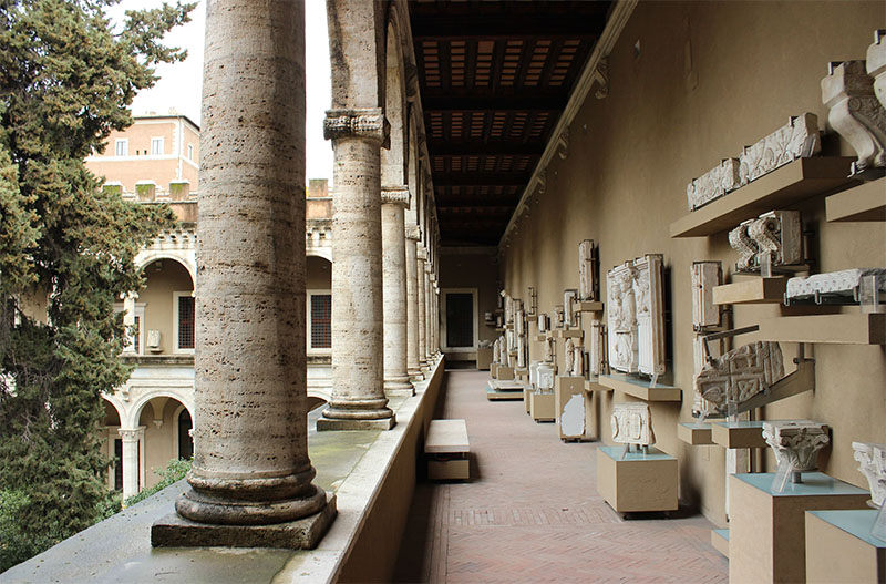 Krużganki i dziedziniec Palazzo Venezia w Rzymie - rezydencji papieża Pawła II