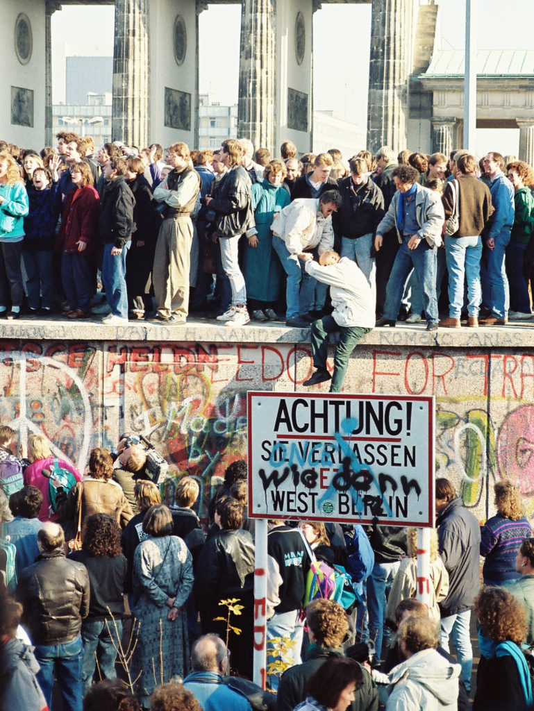Mieszkańcy Berlina po upadku muru (Sue Ream/CC BY 3.0).