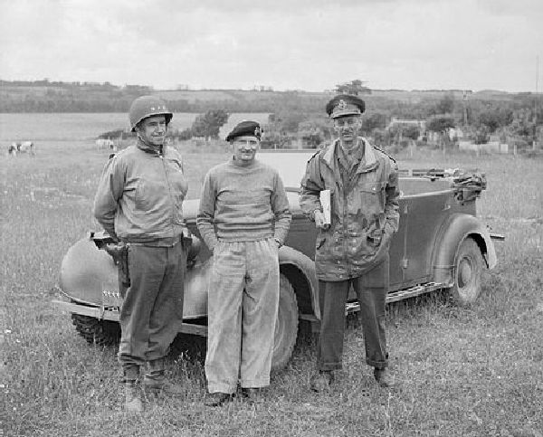 Montgomery (w środku jeszcze jako generał), Bradley (po lewej) oraz generał Dempsey (domena publiczna).