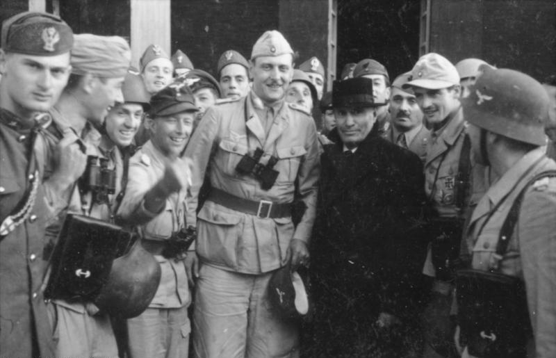 Niemieccy spdochroniarze z Mussolini po jego uwolnieniu (Bundesarchiv/Toni Schneiders/CC-BY-SA 3.0).
