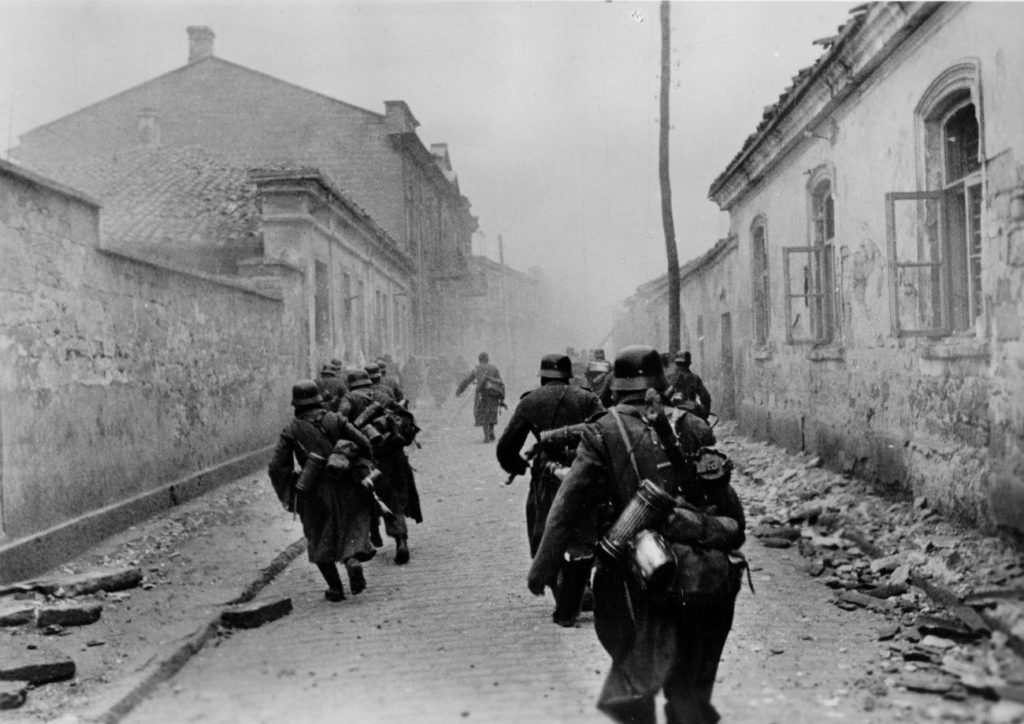 Niemieccy żołnierze podczas walk ulicznych na Krymie (domena publiczna).