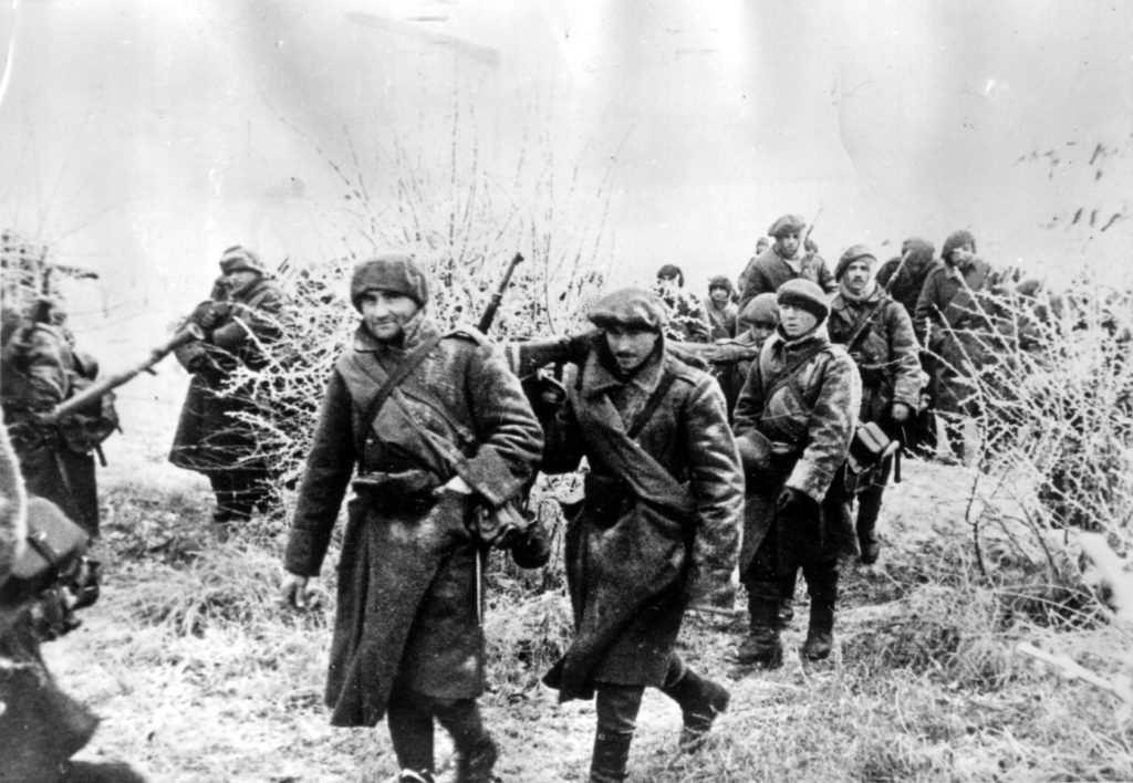 Oddział rumuńskich strzelców górskich w marszu na Sewastopol. Grudzień 1941 (domena publiczna).