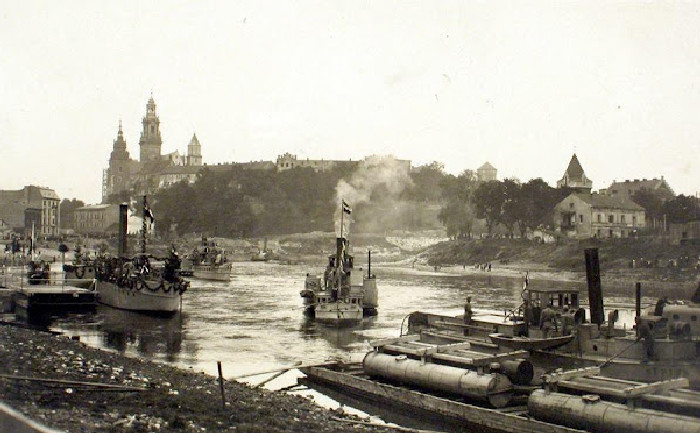 Okręry Cesarsko-Królewskiej Flotylli Rzecznej cumujące pod Wawelem (domena publiczna).