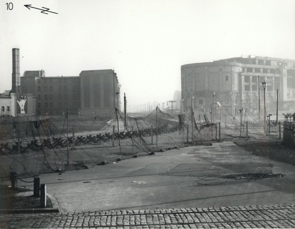 Plac Poczdamski w Berlinie podzielony zasiekami. Zdjęcie z listopada 1961 roku (domena publiczna).