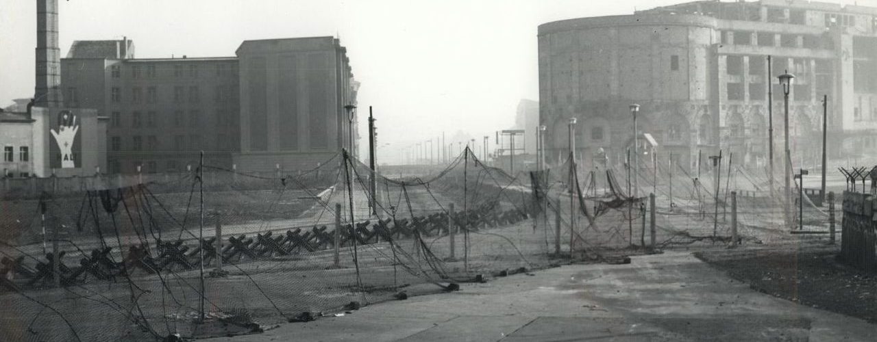 Plac Poczdamski w Berlinie podzielony zasiekami. Zdjęcie z listopada 1961 roku (domena publiczna).