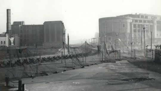 Plac Poczdamski w Berlinie podzielony zasiekami. Zdjęcie z listopada 1961 roku (domena publiczna).