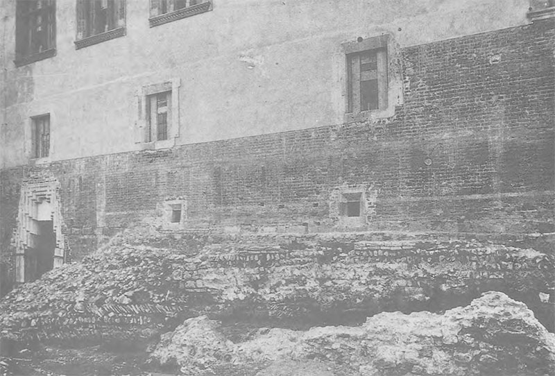 Pozostałości północnej ściany pałacu Kazimierza Odnowiciela odsłonięte w 1921 roku
