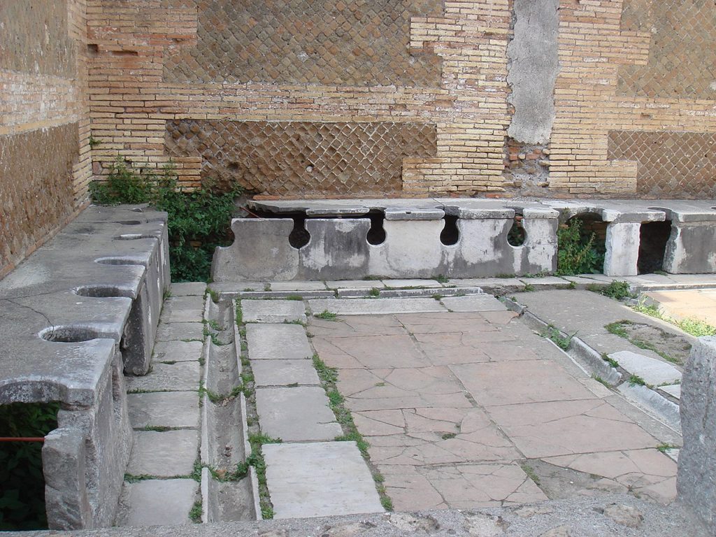 Ruiny rzymskiej publicznej toalety (Stefano Bolognini/CC BY 3.0).