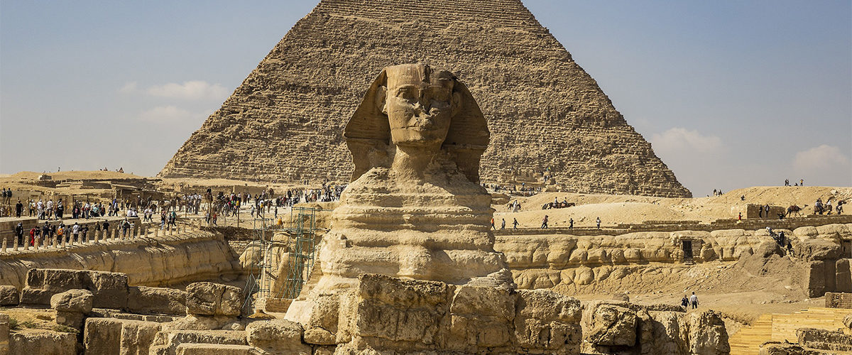 Sfinks i piramidy w Gizie. Zdjęcie współczesne