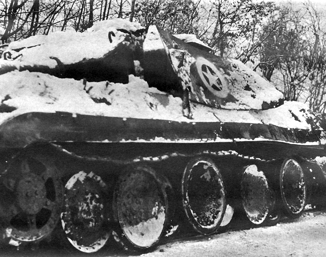 Zniszczony podczas walk w Ardenach czołg Panther, który niemcy starali się upozorować na amerykański niszczyciel czołgów M10 (domena publiczna).