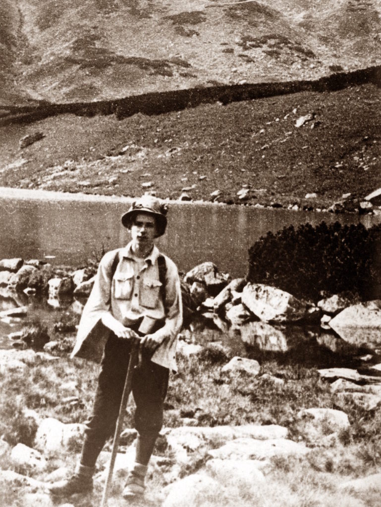 Adam Żermoski podczas wędrówki w Tatrach. Zdjęcie z 1917 roku (domena publiczna).