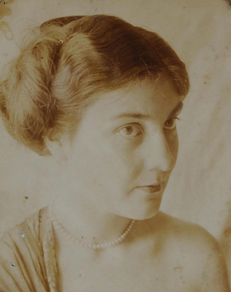 Anna Zawadzka na zdjęciu z około 1908 roku (domena publiczna).