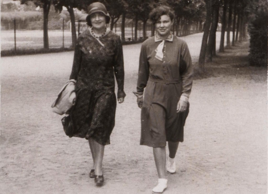 Anna Zawadzka z córką Moniką. Zdjęcie wykonane w połowie lat 30. XX wieku (domena publiczna).
