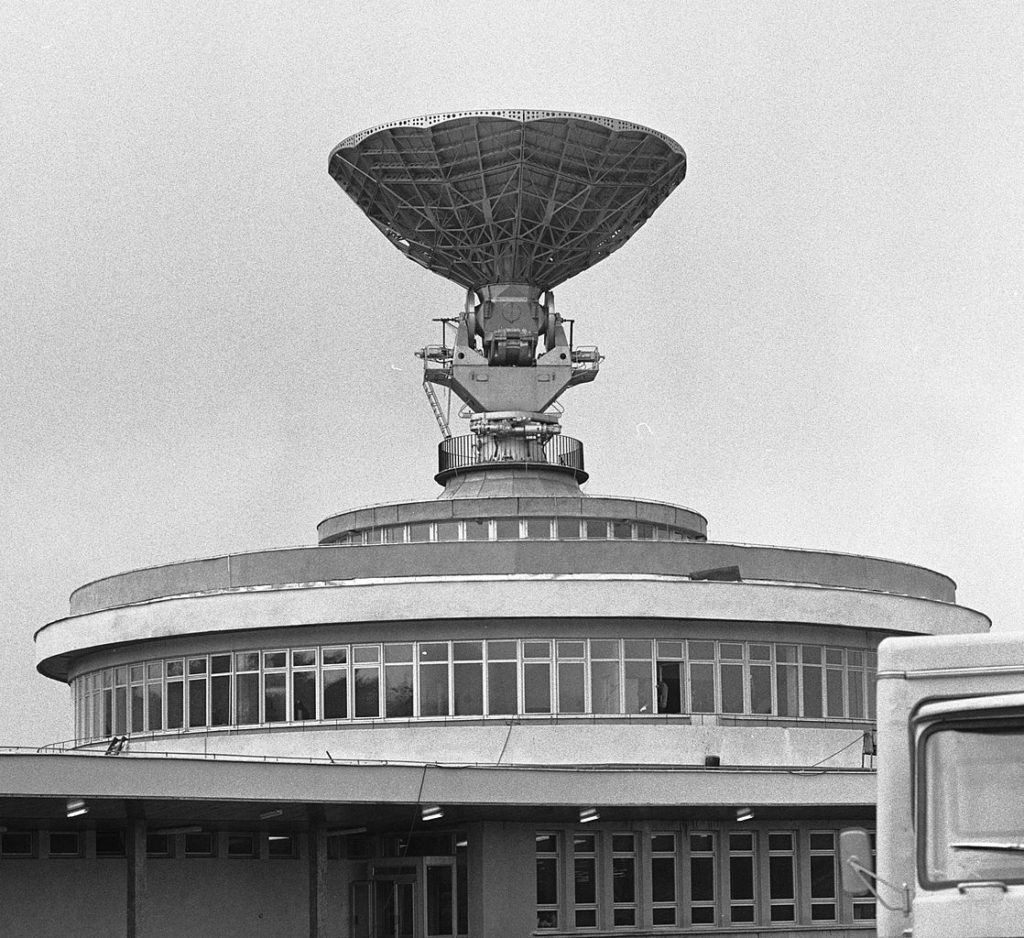 Maciej Szczepański dbał o to aby Telewizja Polska dysponowała najnowocześniejszym sprzętem. Na zdjęciu z 1975 roku pierwsza w Polsce naziemna stacja łączności satelitarnej w Psarach-Kątach (Archiwum Telewizji Polskiej/CC BY-SA 3.0).