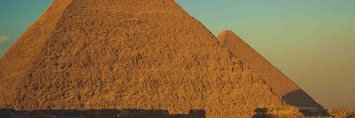 Piramidy w Gizie. Na pierwszym planie piramida Chefrena, w tle wielka piramida Cheopsa.