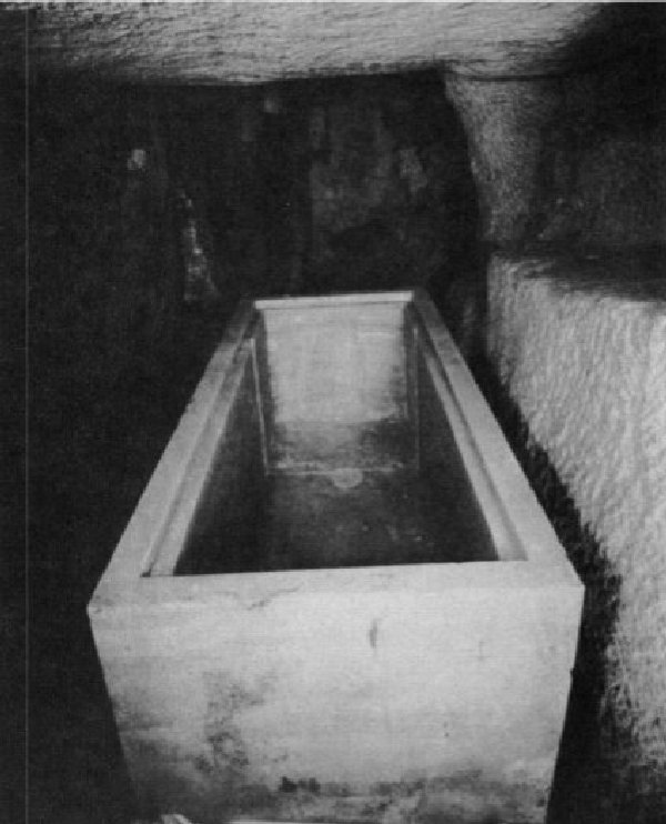 Pusty sarkofag Hetepheres (George Andrew Reisner/domena publiczna).