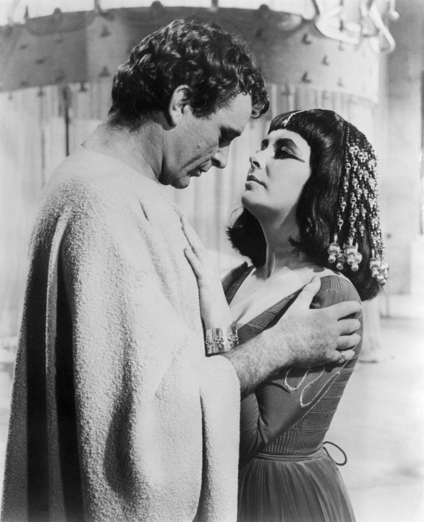 Richard Burton jako Cezar i Elizabeth Taylor grająca królową Egiptu w filmie Kleopatra z 1963 roku (domena publiczna).
